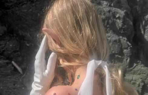 行为方面表现矛盾