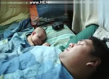 4个月宝宝被爸爸鼾声吵到空气挥拳