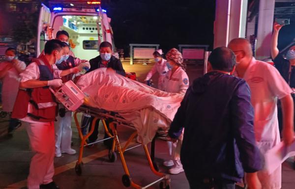 泸定地震已致46人遇难，救援人员现场默哀，5万余人已转移安置