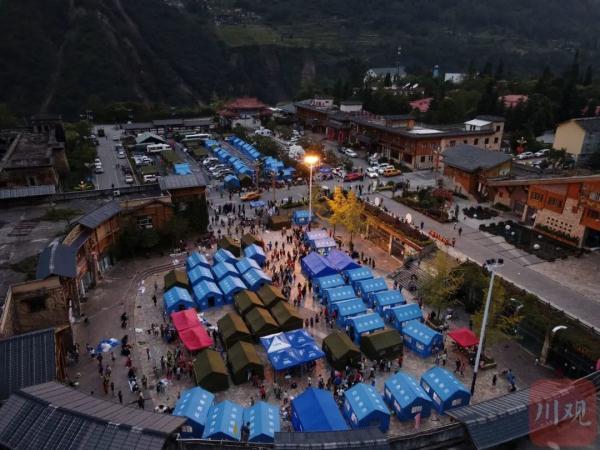 泸定地震已致46人遇难,救援人员现场默哀,5万余人已转移安置 泸定地震已致46人遇难,救援人员现场默哀,5万余人已转移安置