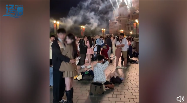 多对情侣迪士尼流水线式接吻拍照引热议：网友直呼不会尴尬吗？