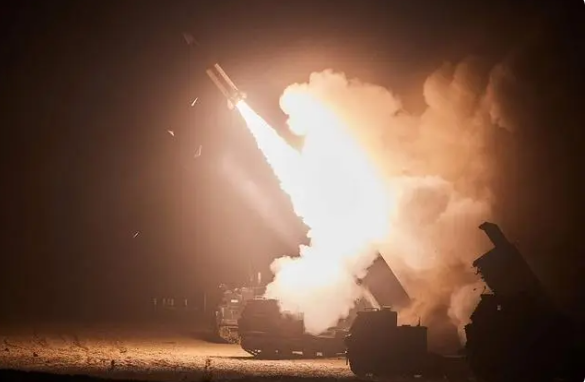 韩美联军向朝鲜半岛东部发射4枚导弹，日本首相谴责这一行为