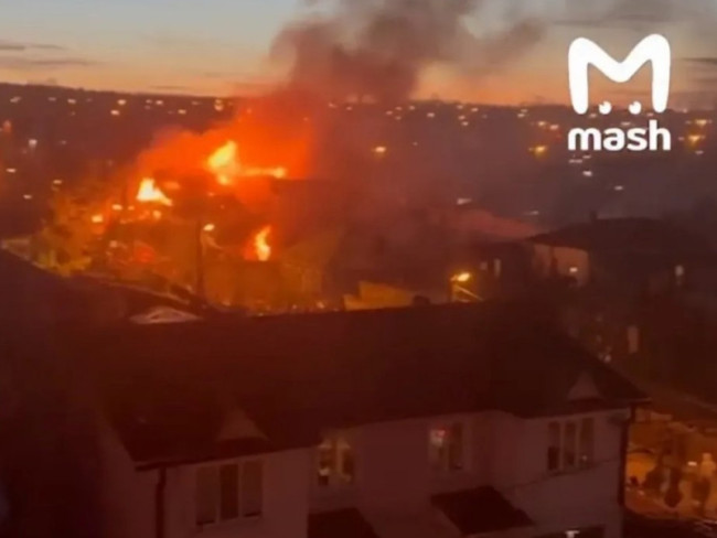 俄战机撞上居民楼 两飞行员死亡