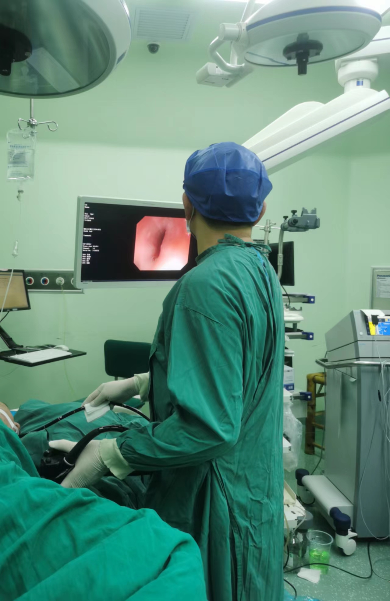 小伙清理舌苔误吞18厘米长牙刷