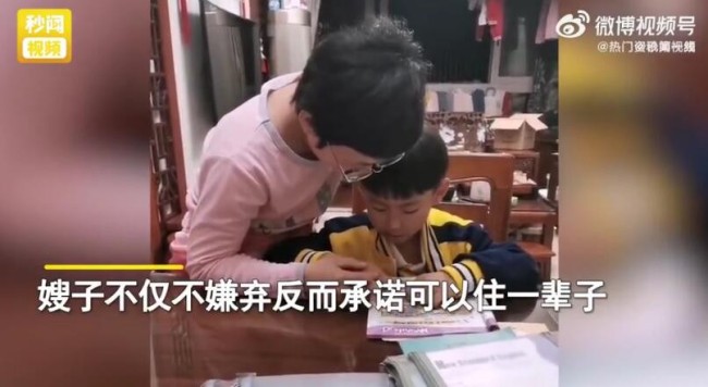 36岁单身女子和哥哥一家生活