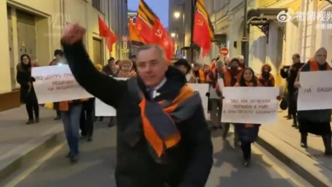 莫斯科市民呼吁用核导弹打击美国，赫尔松丢失刺痛了俄民众