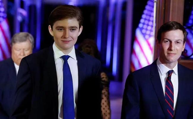 巴伦和大女婿库什纳出席海湖庄园的官宣活动。