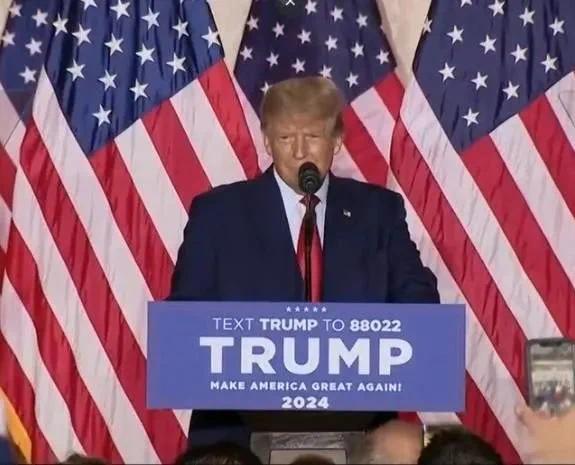 当地时间11月15日晚，特朗普在海湖庄园发表演讲。 图：美国媒体直播截图