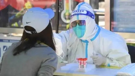 混阳志愿者给市民做核酸?社区回应