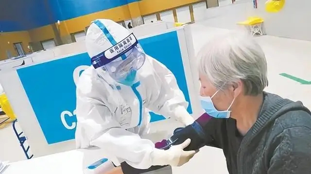 高龄感染者是否需要进方舱?官方回应