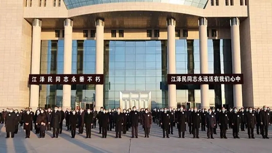 江泽民同志遗体由专机敬移北京