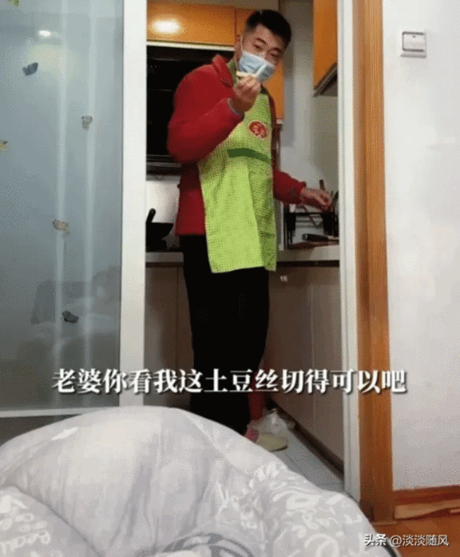 女子阳性躺厨房门口指导老公做饭