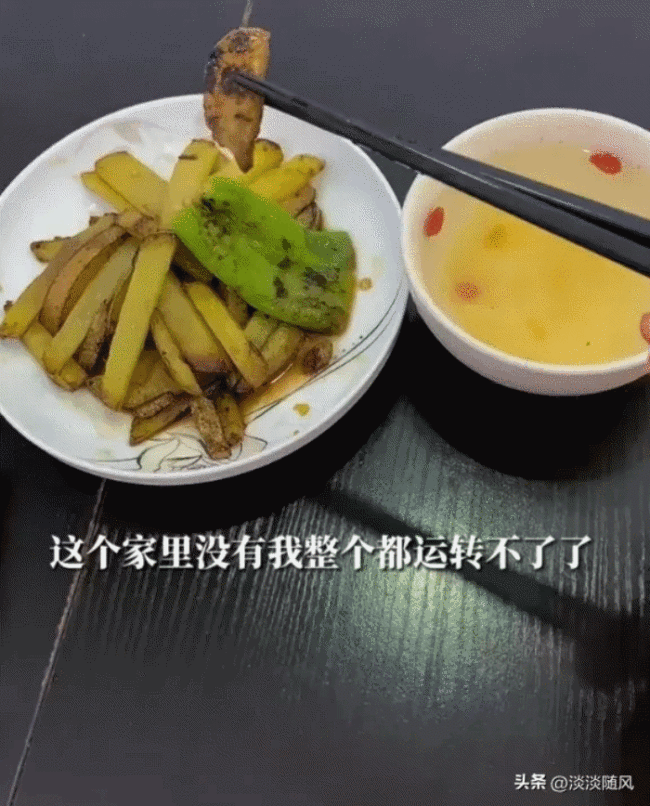 女子阳性躺厨房门口指导老公做饭