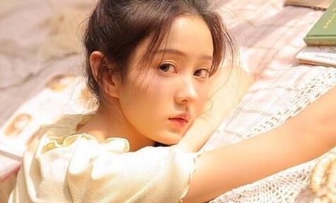 开始在你面前脸红害羞