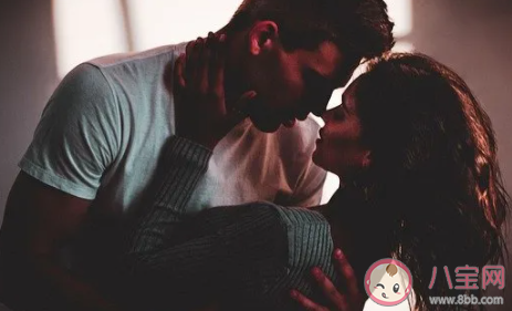 房事性爱常用姿势 让女人不想下床的姿势方法