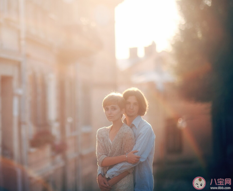 男生真喜欢一个女生会有什么样的表现 男生喜欢女生的20个行为