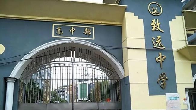 航拍分析胡鑫宇所在中学具体情况：现有信息指向胡鑫宇自行离校 