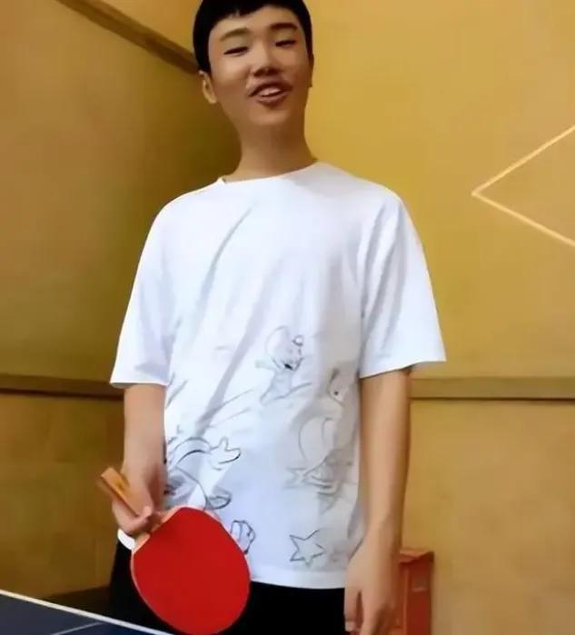 航拍分析胡鑫宇所在中学具体情况：现有信息指向胡鑫宇自行离校 