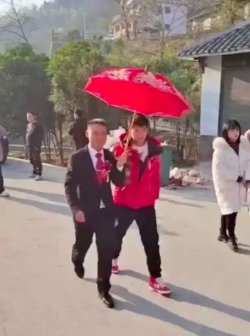 短发新娘不穿婚纱被误认成伴郎 宾客：新娘当过兵，性格比较中性化