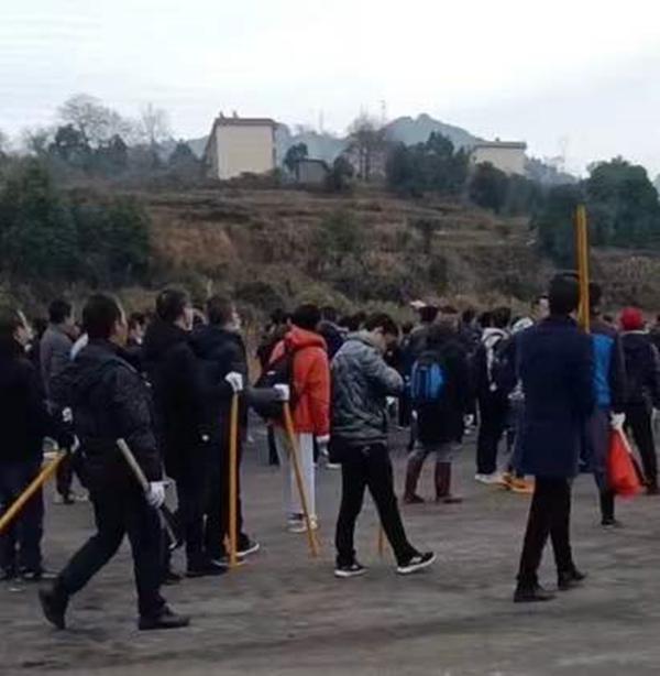 胡鑫宇失踪事件:每天上千人上山搜寻