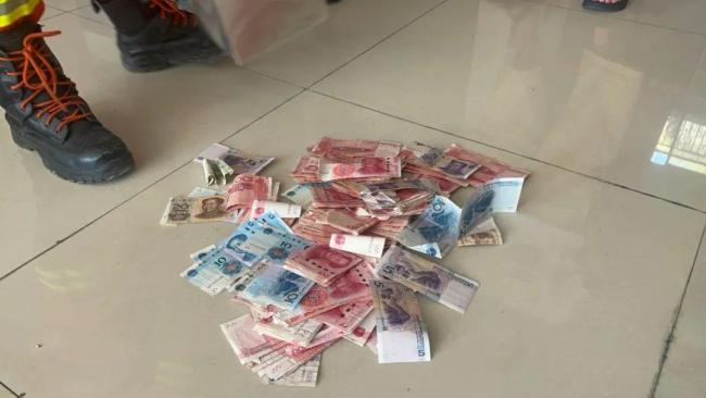 女子用网红罐存现金20万变死期：还有一个，2024年再开