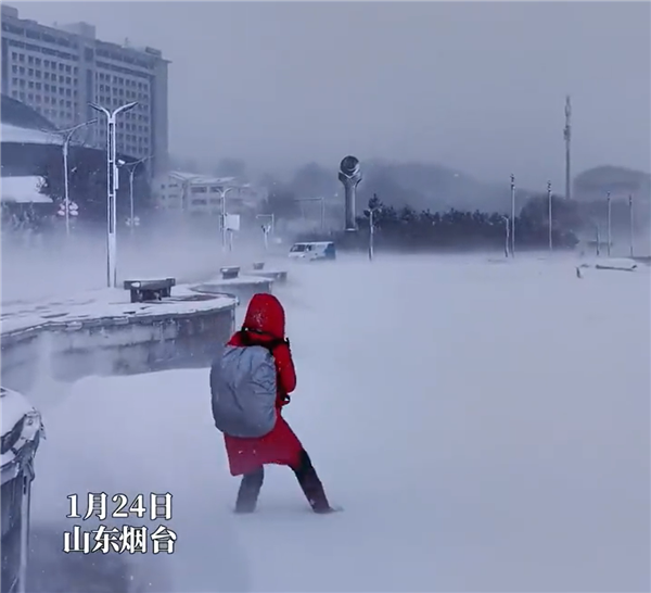 烟台的大雪有《流浪地球》即视感:地上冒白烟 行人艰难前行