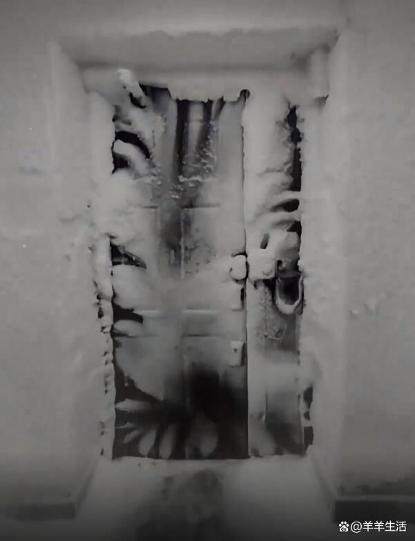 极寒下的黑龙江:回娘家发现单元门变“冷库”入口，冰箱都比这暖和