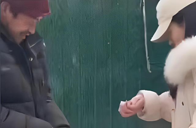 女子儿时的玩伴已是守村人 穿着打扮气质像两代人