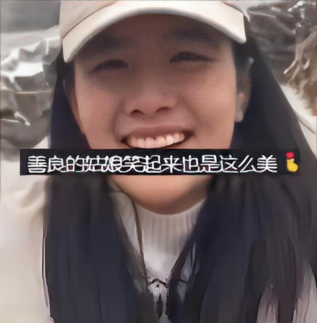 女子儿时的玩伴已是守村人 穿着打扮气质像两代人