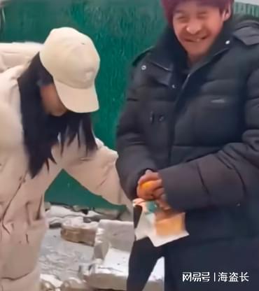 女子儿时的玩伴已是守村人 穿着打扮气质像两代人