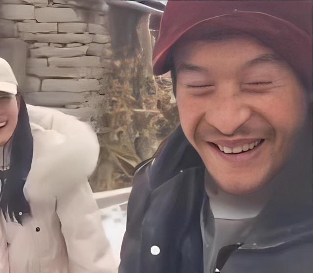 女子儿时的玩伴已是守村人 穿着打扮气质像两代人