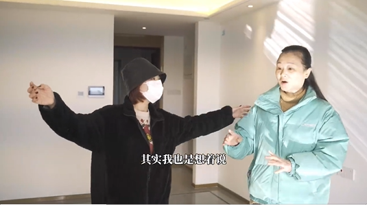 女生大学四年攒钱给妈妈买房