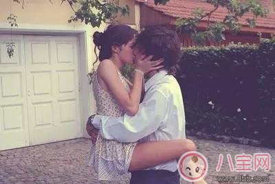 女生第一次被摸胸是什么感觉 男人为什么喜欢摸女性胸部