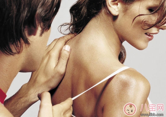 女生第一次被摸胸是什么感觉 男人为什么喜欢摸女性胸部