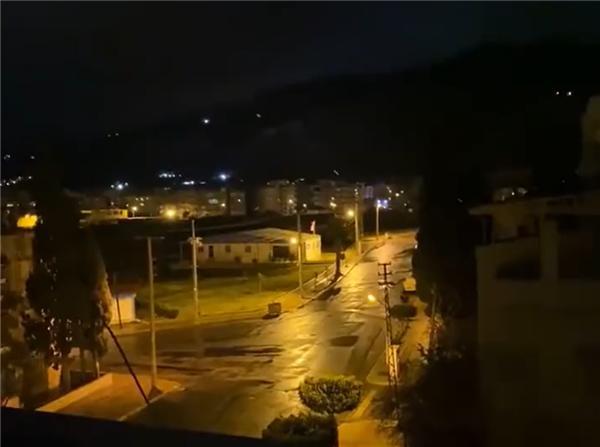 土耳其强震瞬间天际闪过多道蓝光 伴随着剧烈的抖动相当骇人！