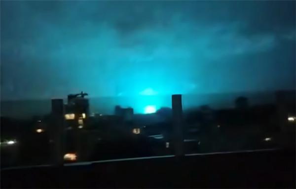 土耳其强震瞬间天际闪过多道蓝光 伴随着剧烈的抖动相当骇人！