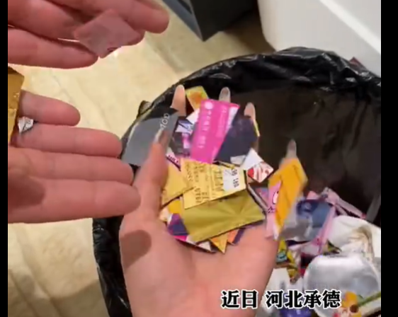 夫妻回应剪掉名下所有信用卡 