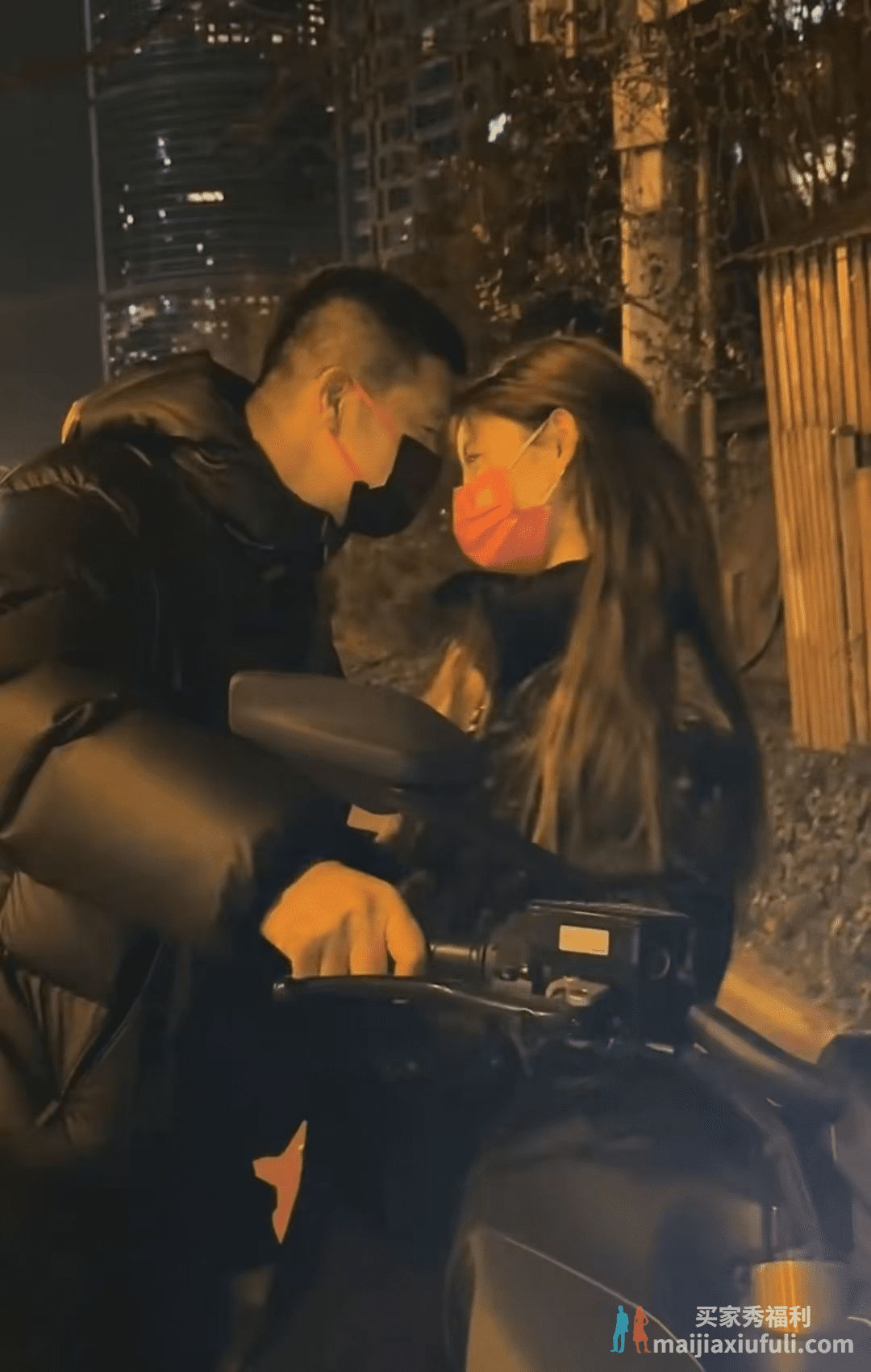 痞幼删除了50岁男友简介，被传分手