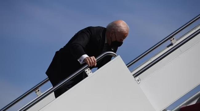 有人从空军一号上摔下来！拜登随行人员失足摔下飞机舷梯 