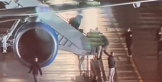 有人从空军一号上摔下来！拜登随行人员失足摔下飞机舷梯 