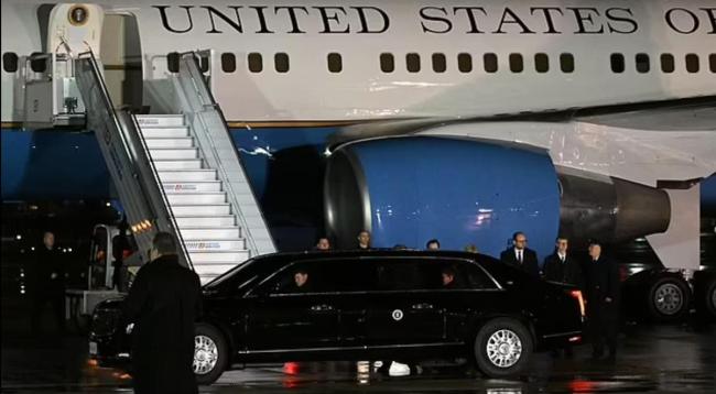 有人从空军一号上摔下来！拜登随行人员失足摔下飞机舷梯 