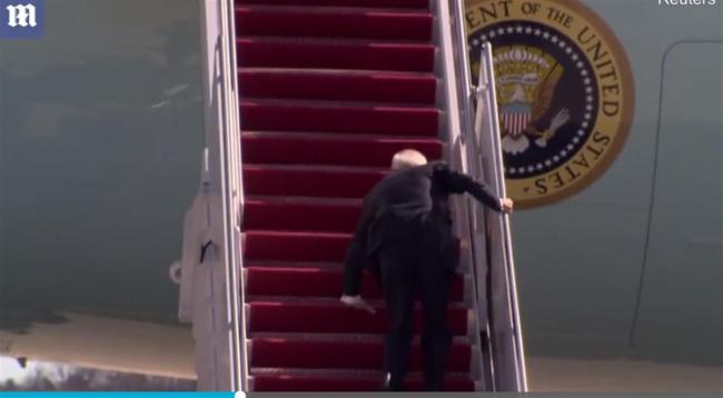 有人从空军一号上摔下来！拜登随行人员失足摔下飞机舷梯 