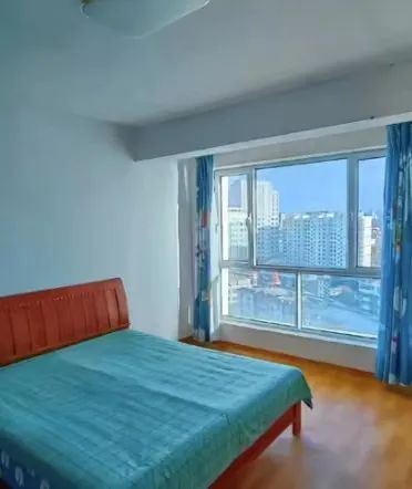 广西男子新房直接毛坯入住，前后共花费1000多元！网友：这风格还挺艺术