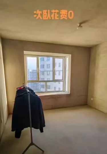 广西男子新房直接毛坯入住，前后共花费1000多元！网友：这风格还挺艺术