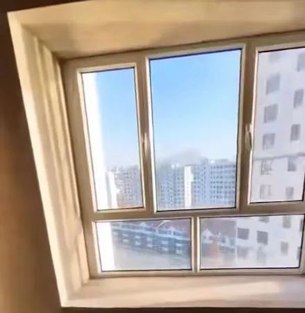 广西男子新房直接毛坯入住，前后共花费1000多元！网友：这风格还挺艺术