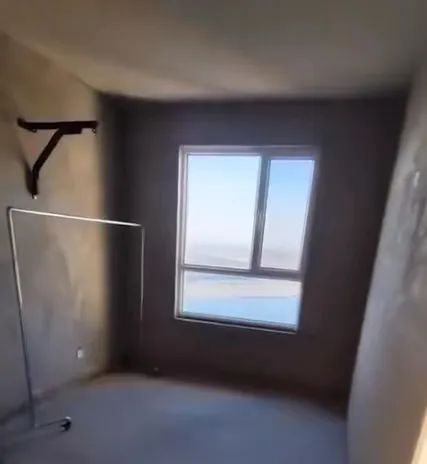 广西男子新房直接毛坯入住，前后共花费1000多元！网友：这风格还挺艺术