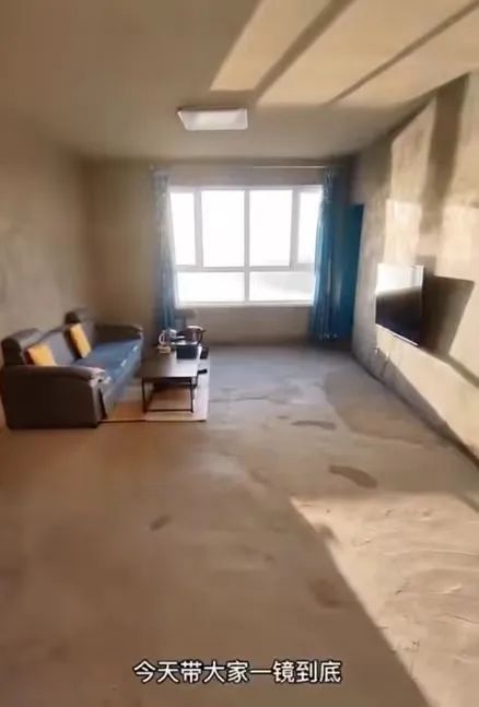 广西男子新房直接毛坯入住，前后共花费1000多元！网友：这风格还挺艺术