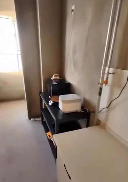 广西男子新房直接毛坯入住，前后共花费1000多元！网友：这风格还挺艺术