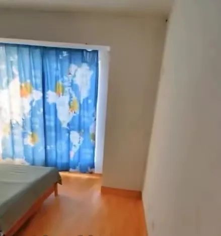 广西男子新房直接毛坯入住，前后共花费1000多元！网友：这风格还挺艺术