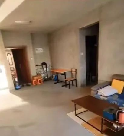 广西男子新房直接毛坯入住，前后共花费1000多元！网友：这风格还挺艺术